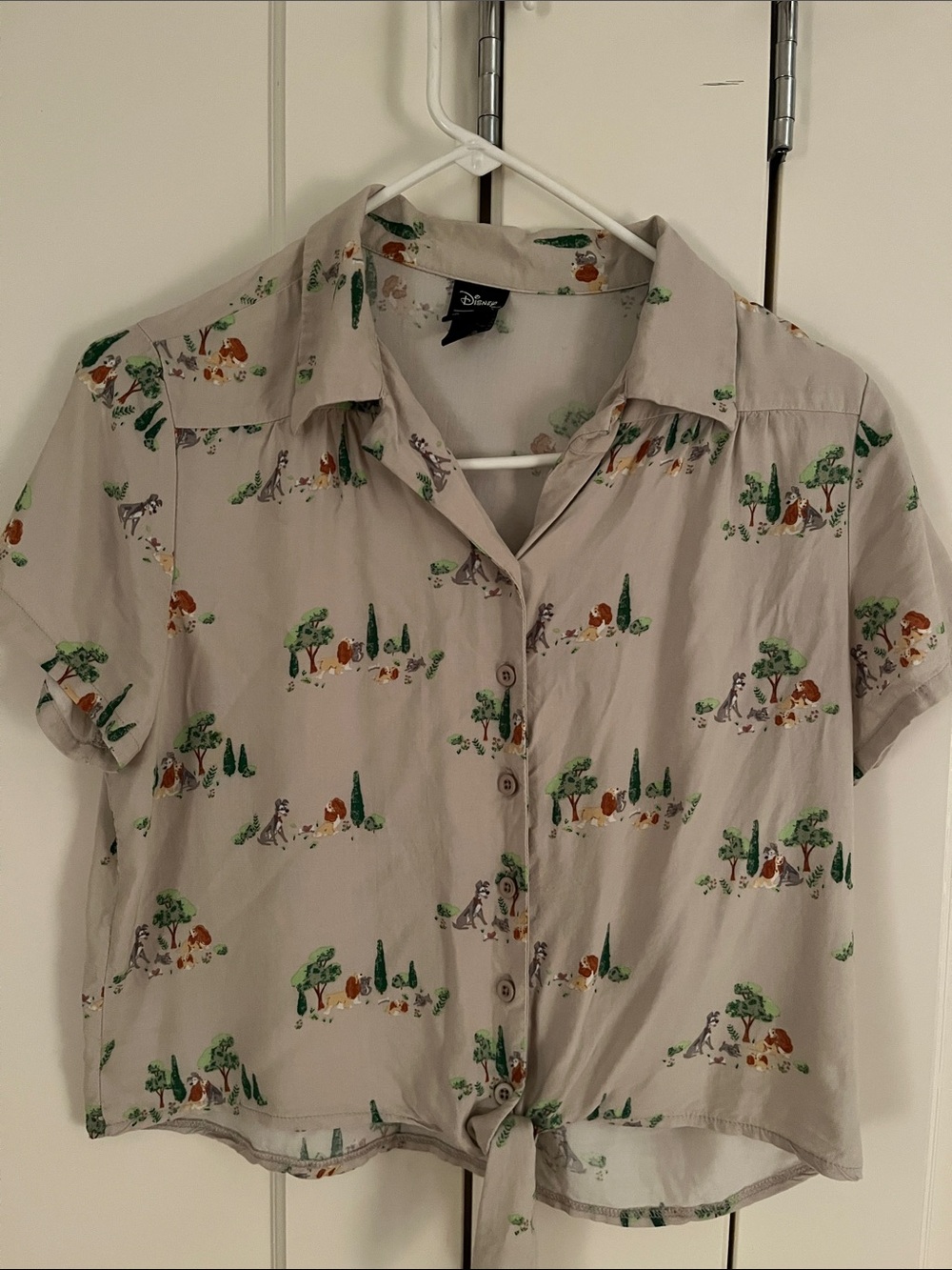 Disney her universe lady and the tramp button down crop tie medium